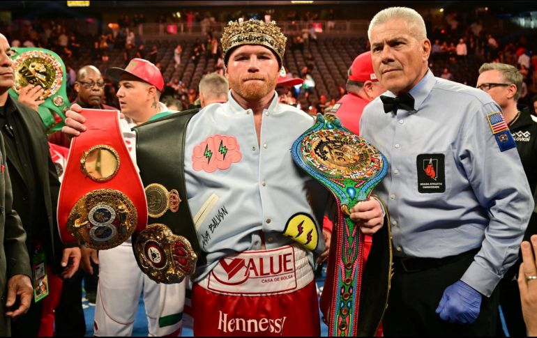 El Canelo Álvarez es el campeón indiscutido de los supermedianos, es decir en las 168 libras, donde tiene los títulos del CMB, OMB, AMB y FIB. AFP / ARCHIVO