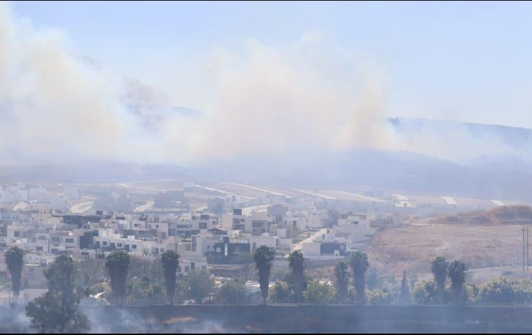 Los contaminantes ambientales se generaron por el incendio forestal en la zona de pastizales del Cerro de Totoltepec. ESPECIAL
