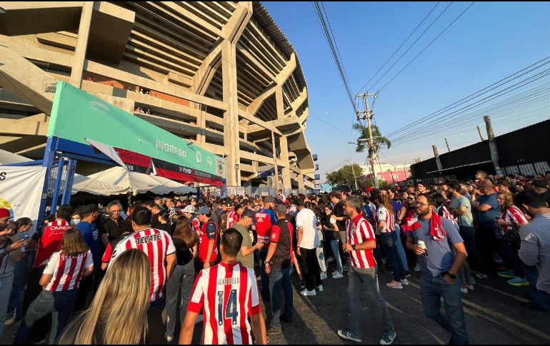 Hay mil 800 policías cuidando las inmediaciones del Estadio Jalisco por el encuentro entre Atlas vs Chivas. EL INFORMADOR/ PAOLA MENDOZA
