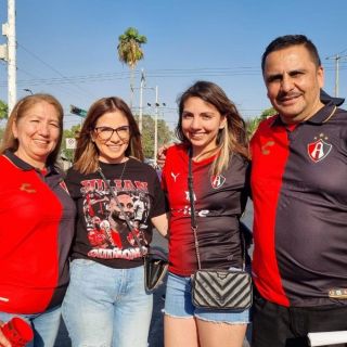 A pesar de los antecedentes, familias enteras asisten al Clásico Tapatío