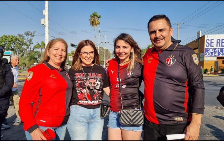 La distancia no importó a esta familia con tal de poder ver los Zorros del Atlas. EL INFORMADOR/A. García