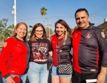 La distancia no importó a esta familia con tal de poder ver los Zorros del Atlas. EL INFORMADOR/A. García