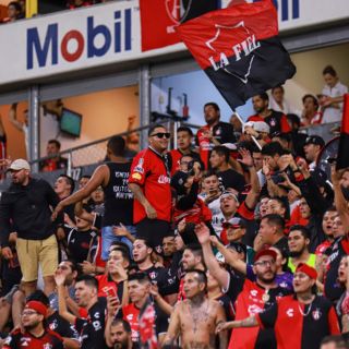 La fiesta fue rojinegra en el primer partido del Clásico Tapatío