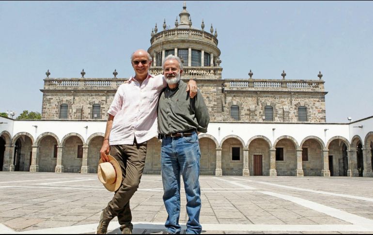 El cineasta Juan Carlos Rulfo y el pintor Pablo Rulfo posan desde el patio del Museo Cabañas. EL INFORMADOR/ A. Camacho