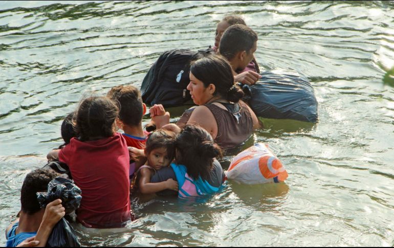 Adultos y niños, en su mayoría centroamericanos, cruzaron el río Bravo antes de que cambie la política de deportaciones de Estados Unidos. EFE
