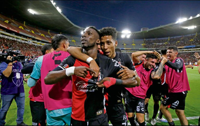 Julián Quiñones marcó el único gol del Clásico Tapatío de liguilla al minuto 42. En el segundo tiempo pudo haber conseguido otro, pero estrelló su disparo en el travesaño. AFP/U. Ruiz