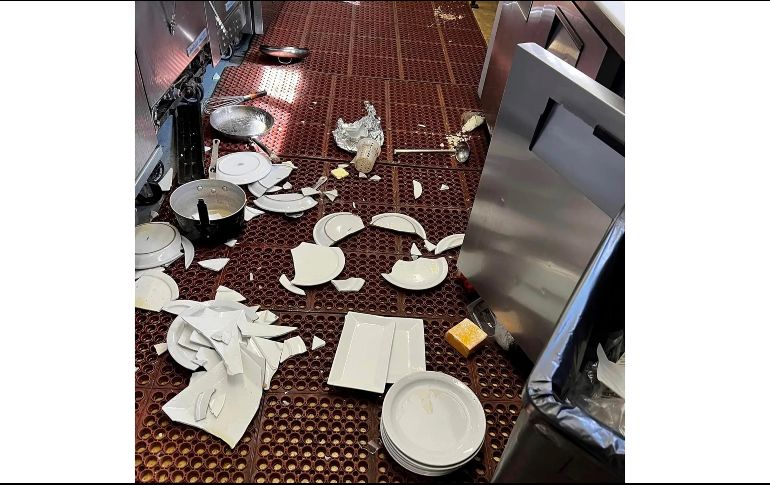 El hotel Plumas Pines Resort and Bar publicó fotos del desastre después del sismo. AP