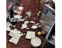 El hotel Plumas Pines Resort and Bar publicó fotos del desastre después del sismo. AP