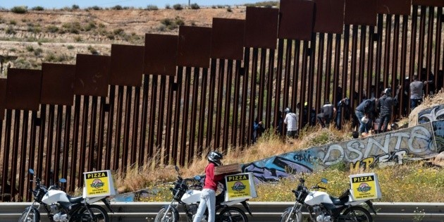 Migraci&oacute;n: Migrantes comen a "domicilio" en pleno muro entre Estados y M&eacute;xico