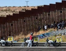 La entrega de comida no es sencilla, pero repartidores hacen el peligroso recorrido con tal de ganar unos dólares. AFP/G. Arriaga