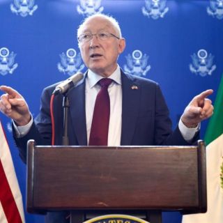 Ken Salazar alerta a los migrantes de sanciones por cruce irregular a EU