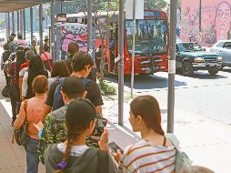 Hay pasajeros que no alcanzan a subirse a las unidades de la Línea 1 del SiTren y para evitar retrasos en sus actividades optan por tomar otros medios de transporte, aunque hacerlo les cueste más. EL INFORMADOR/C. Zepeda