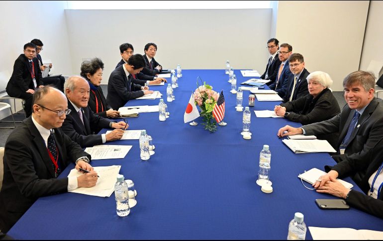 Shunichi Suzuki, ministro de Finanzas de Japón, dialoga con Janet Yellen, secretaria estadounidense del Tesoro, durante la reunión de Gobernadores de Bancos Centrales, parte de la cumbre del G-7 en Niigata. EFE/EPA/Japan Pool