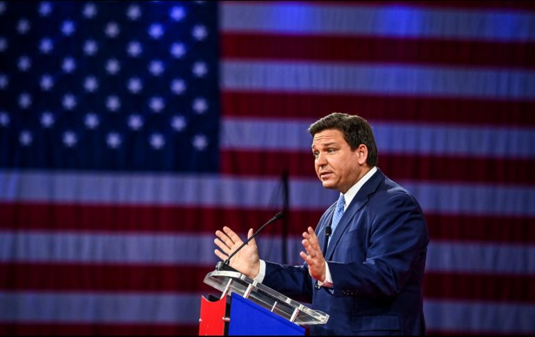En una conferencia de prensa en Fort Myers, Florida, Ron DeSantis dijo que además de construir un muro fronterizo, enviaría a los inmigrantes que cruzan la frontera ilegalmente de regreso a su país de origen. AFP / ARCHIVO