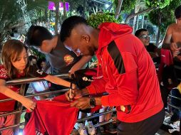 Jugadores de Atlas salieron a escuchar la serena de la Fiel Rojinegra. ESPECIAL/Atlas