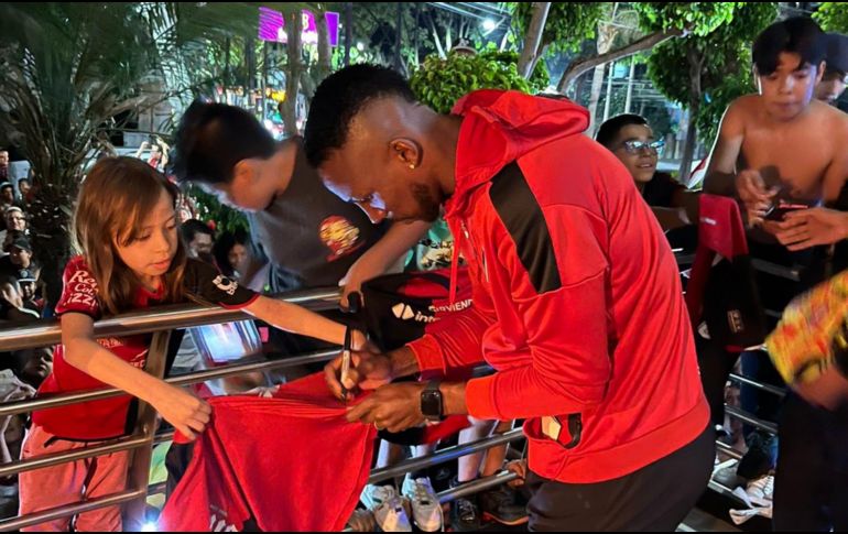 Jugadores de Atlas salieron a escuchar la serena de la Fiel Rojinegra. ESPECIAL/Atlas