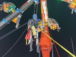 Bomberos bajaron a los usuarios y fueron atendidos por paramédicos para conocer su condición de salud. ESPECIAL/Feria Metepec