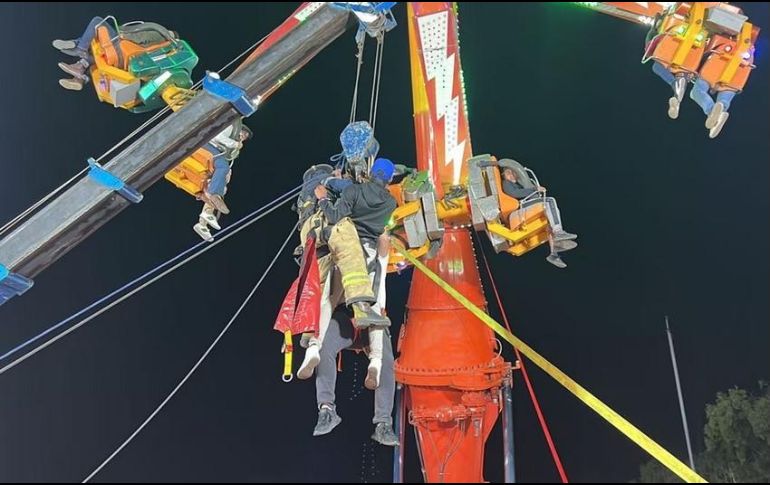 Bomberos bajaron a los usuarios y fueron atendidos por paramédicos para conocer su condición de salud. ESPECIAL/Feria Metepec