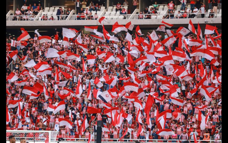 La afición rojiblanca en todo momento estuvo apoyando a su equipo. EL INFORMADOR/C. Zepeda