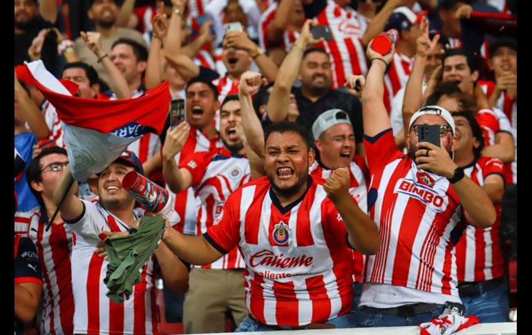 La afición rojiblanca en todo momento estuvo apoyando a su equipo. EL INFORMADOR/C. Zepeda