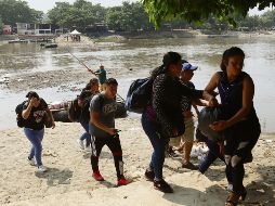 Familias enteras llegan por el río Suchiate sin ninguna restricción por parte de México o Guatemala. EFE