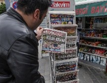 Un hombre mira los titulares de primera plana de un periódico el día después de las elecciones generales en Estambul, Turquía. EFE/E. Sahin