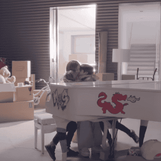 Shakira canta "Acróstico", su nuevo sencillo, junto a Milán y Sasha