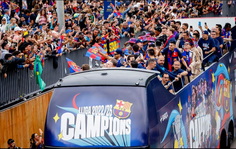 La afición catalana celebró la obtención de una Liga del equipo varonil luego de tres años de sequía. Los títulos del representativo femenil son más frecuentes. AP/J. Monfort