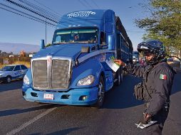 Con cuatro puntos de supervisión arrancó ayer el operativo de refuerzo, sobre la Avenida López Mateos, para vigilar que tráileres y camiones de carga respeten la restricción de no circular entre las 06:00 y las 09:00 horas. EL INFORMADOR/ A. Navarro