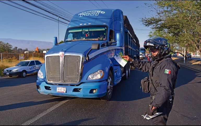 Con cuatro puntos de supervisión arrancó ayer el operativo de refuerzo, sobre la Avenida López Mateos, para vigilar que tráileres y camiones de carga respeten la restricción de no circular entre las 06:00 y las 09:00 horas. EL INFORMADOR/ A. Navarro