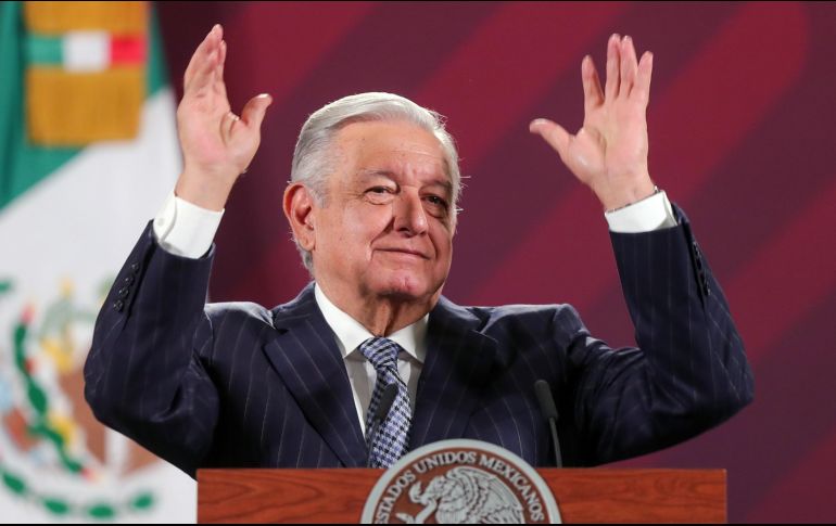 Luego de exigir un diálogo con el Presidente López Obrador, maestros bloquearon los accesos a Palacio Nacional por la Puerta Mariana, Puerta Central y Puerta de Honor. EFE / I. Esquivel