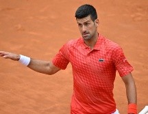 Djokovic se había puesto de espaldas a la red cerca del centro de la pista para dar perdido una bola de quiebre cuando el smash del británico le golpeó. AFP / T. Fabi