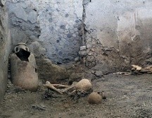 Los dos esqueletos que se cree que pertenecieron a dos hombres de al menos 55 años fueron encontrados en el sitio llamado Casti Amanti. EFE/Área Arqueológica de Pompeya