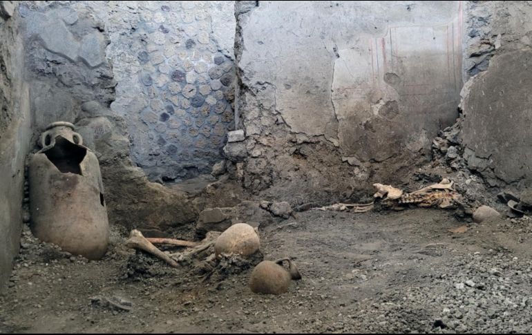 Los dos esqueletos que se cree que pertenecieron a dos hombres de al menos 55 años fueron encontrados en el sitio llamado Casti Amanti. EFE/Área Arqueológica de Pompeya