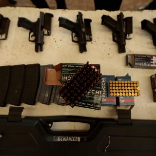 Arrestan a 2 alumnos de 14 años por amenazar en redes sociales con un tiroteo en Florida