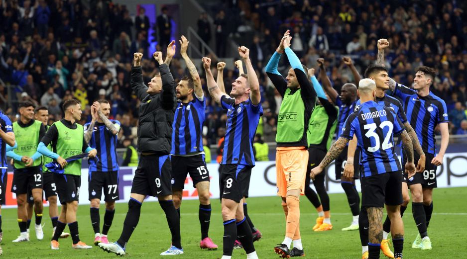 Tras el silbatazo final, los jugadores y el cuerpo técnico de Inter festejó con los aficionados. EFE/Mateo Bazzi