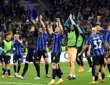 Tras el silbatazo final, los jugadores y el cuerpo técnico de Inter festejó con los aficionados. EFE/Mateo Bazzi