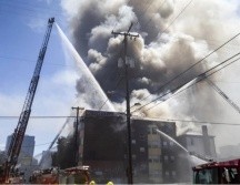 Bomberos temían que el edificio se viniera abajo. ESPECIAL
