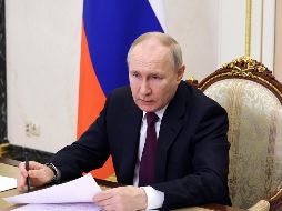Putin acusó que funcionarios de organizaciones internacionales dañan el movimiento olímpico internacional, que el deporte debería servir como puente entre pueblos y países y ''sobre todo cuando hay conflicto''. EFE / M Klimentyev