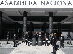 Policías vigilan los exteriores de la sede de la Asamblea Nacional (Parlamento) en Quito, Ecuador. EFE / J. Jácome