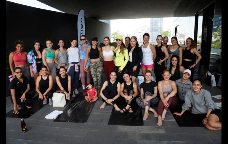 Participantes en la clase de Yoga. GENTE BIEN JALISCO/ Claudio Jimeno