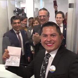 SRE entrega primer pasaporte no binario a Jesús Ociel Baena