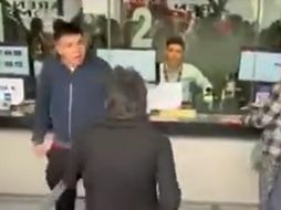 A patadas y cachetadas, los hombres comenzaron a insultarse delante de las demás personas que se encontraban a la espera de comprar un boleto. ESPECIAL