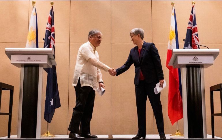 Enrique Manalo, secretario de Relaciones Exteriores de Filipinas saluda su homóloga australiana Penny Wong. AP/L. David