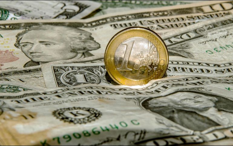 El euro baja 0.4% frente al billete verde, mientas la libra pierde 0.5 por ciento. AFP / ARCHIVO