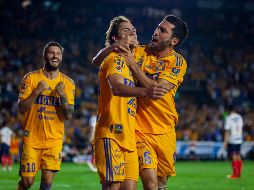 Juan Pablo Vigón corrió a toda velocidad para celebrar con su compañero en un abrazo, y para sorpresa de todos, le plantó un beso en la boca. IMAGO7