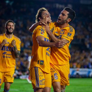 Jugadores de Tigres se besan tras anotar un gol; video se vuelve viral