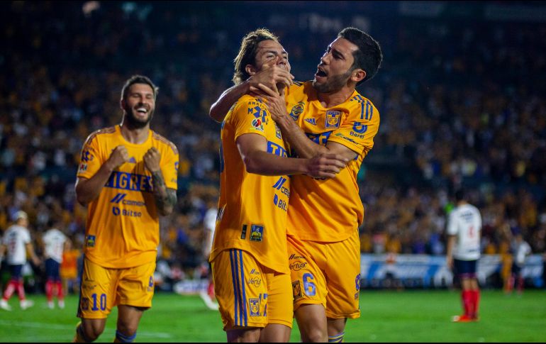 Juan Pablo Vigón corrió a toda velocidad para celebrar con su compañero en un abrazo, y para sorpresa de todos, le plantó un beso en la boca. IMAGO7