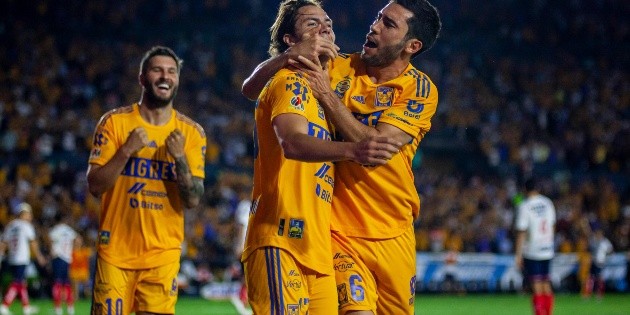 Tigres vs Monterrey: Vig&oacute;n y C&oacute;rdova se besan tras anotar un gol que no cont&oacute;; video se vuelve viral