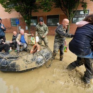 Inundaciones arrasan la región italiana de Emilia Romaña, con 13 muertos